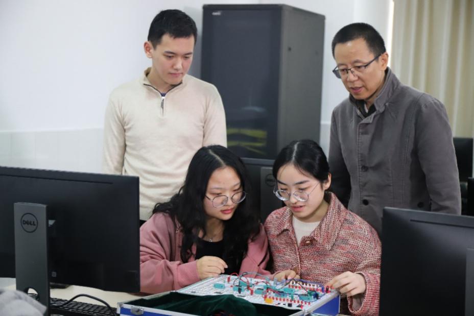深耕網絡系統建設，鑄就實驗室管理新標桿——記榮獲“實驗室建設管理先進集體”稱號的優秀團隊